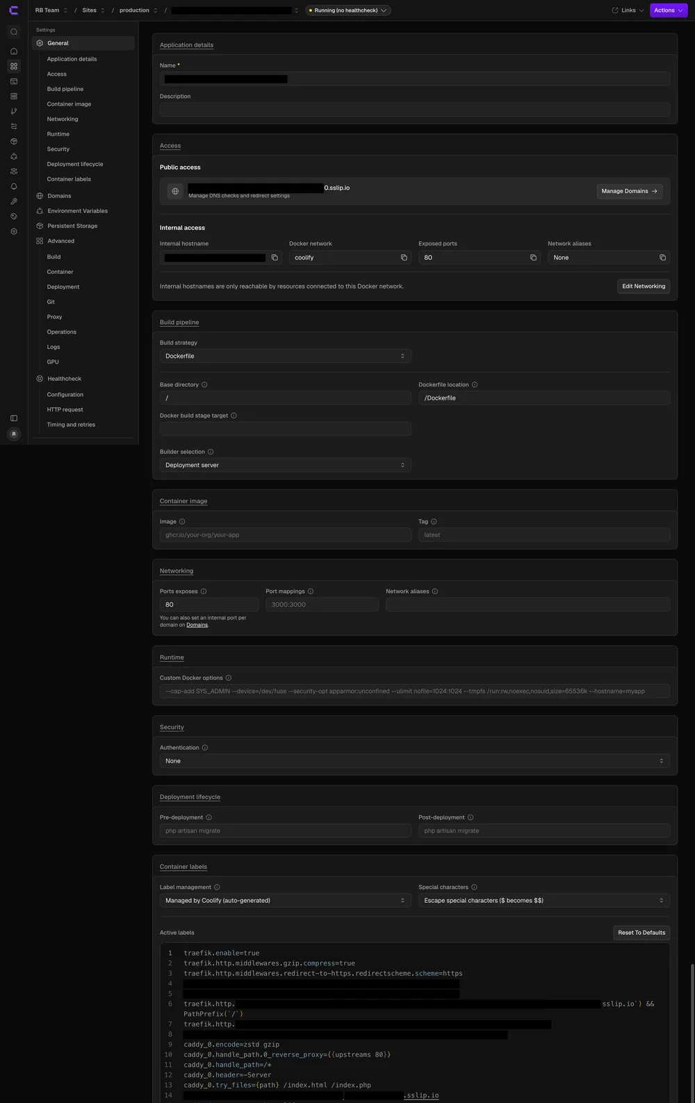 Configuração geral do recurso no Coolify — domínio provisionado automaticamente e UUID cobertos