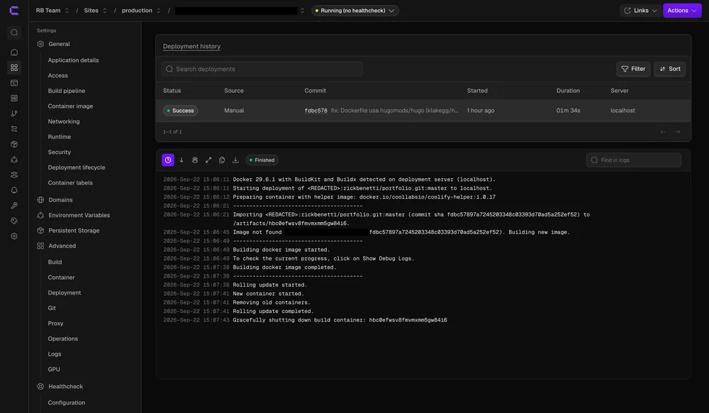 Log de deploy no Coolify — build com sucesso a partir do commit que trocou pra hugomods/hugo